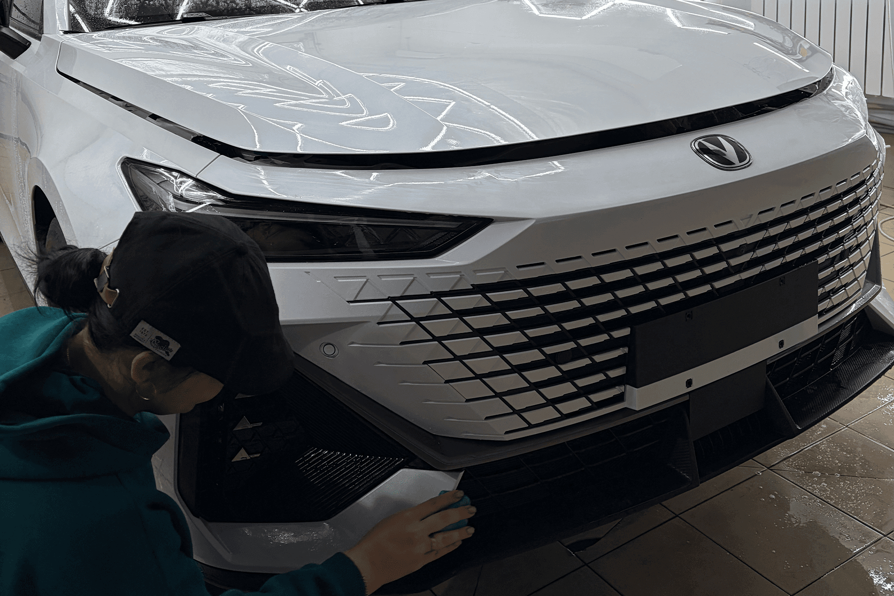 Процесс оклейки антигравийной пленкой — мастер детейлинг-центра Пятигорск