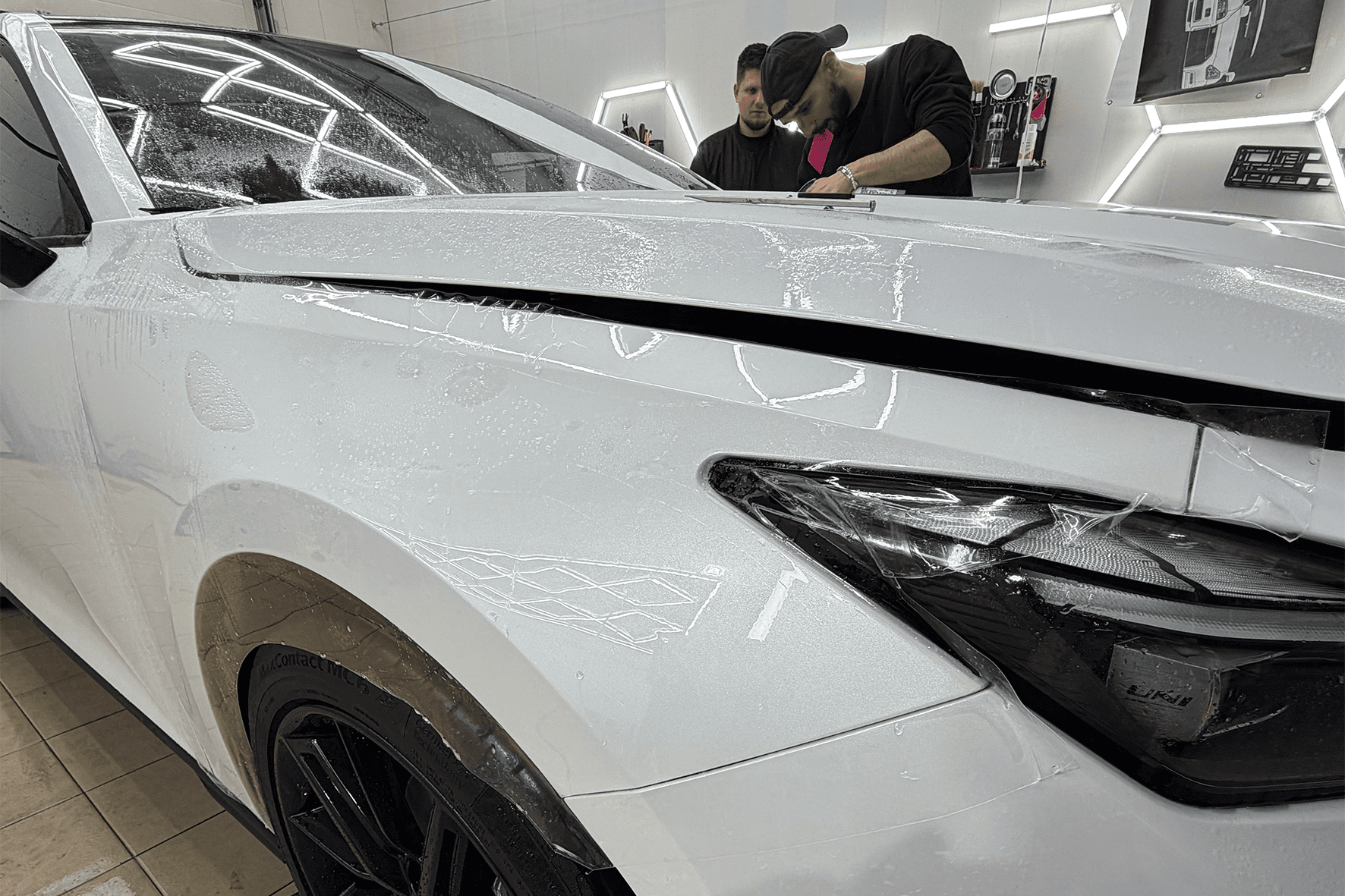 Мастер за работой — детейлинг центр Тонеровошная, пр. Калинина 204, Пятигорск