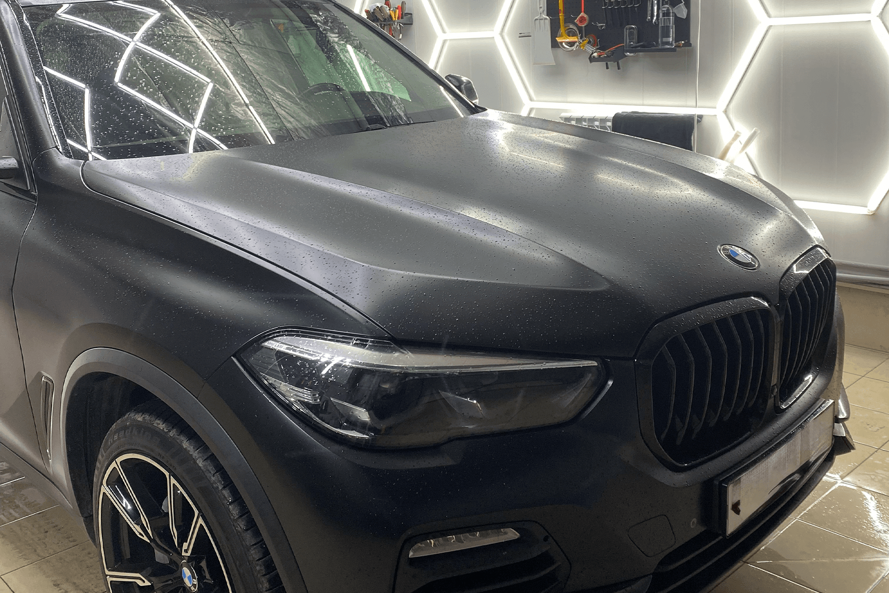 Цветная матовая бронепленка на BMW X5 — оклейка виниловой пленкой КМВ