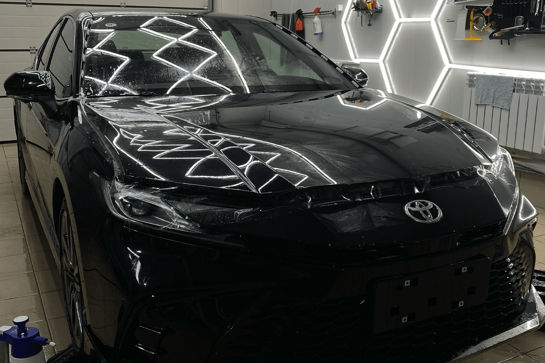 Toyota в детейлинг-центре Тонеровошная — профессиональный свет для полировки